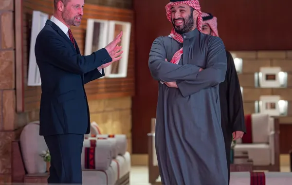 ولي العهد الأمير محمد بن سلمان بن عبدالعزيز آل سعود، والأمير ويليام أمير ويليز. الصورة من وكالة الأنباء السعودية "واس"