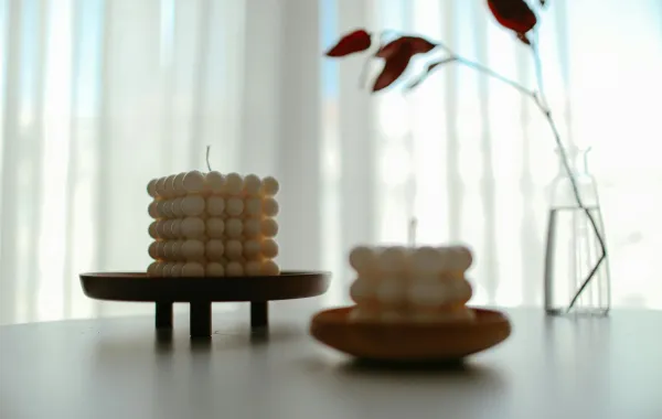 لقطة مقربة لشمعتين على الطاولة