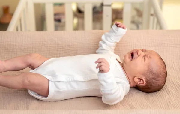 صورة لطفل ترفرف يداه وقدماه