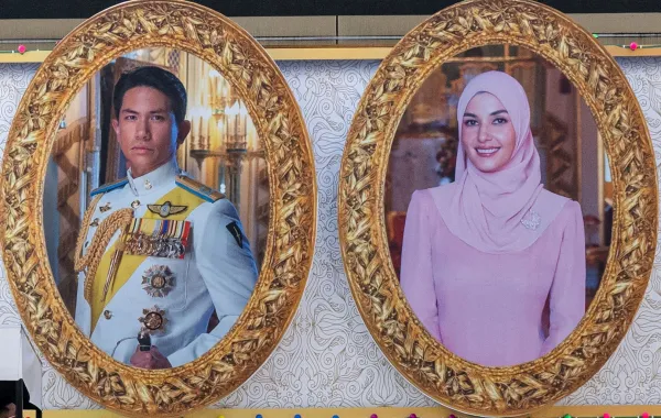 الأمير عبد المتين وزوجته أنيشا وقت الاحتفال بزفافهما في يناير 2024. مصدر الصورة: Mohd RASFAN / AFP