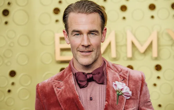 جيمس فان دير بيك خلال حضوره حفل توزيع جوائز إيمي الـ71 - مصدر الصورة Emma McIntyre/Getty Images/AFP