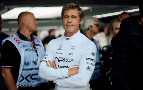 براد بيت في حلبة سيلفرستون لسباقات السيارات في إنجلترا، (Brad Pitt at Silverstone Circuit in England). مصدر الصورة: Benjamin Cremel / AFP
