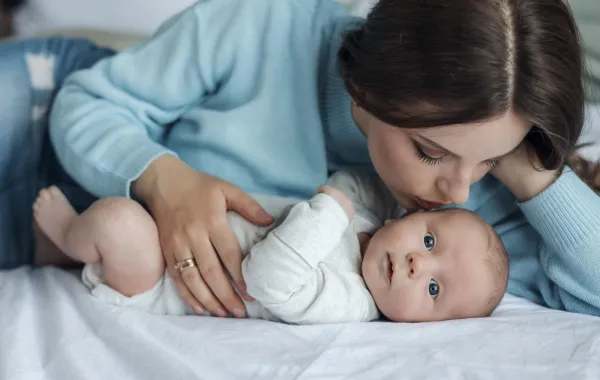 صورة لأم تقبل وجه مولودها