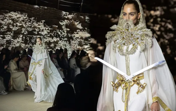 زي من دار عدنان أكبر- الصور من المركز الإعلامي لأسبوع الأزياء في الرياض 