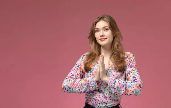 شابة تعبر عن الصدق والصراحة 