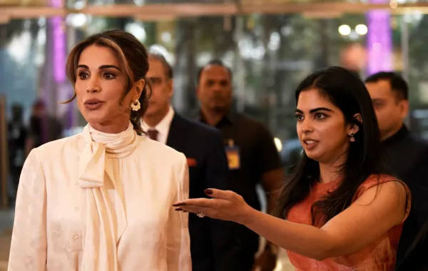 الملكة رانيا العبدالله وإيشا أمباني في مركز نيتا موكيش أمباني الثقافي (Queen Rania Al Abdullah and Isha Ambani at the Nita Mukesh Ambani Cultural Centre). مصدر الصورة: Indranil Aditya/NurPhoto via Getty Images