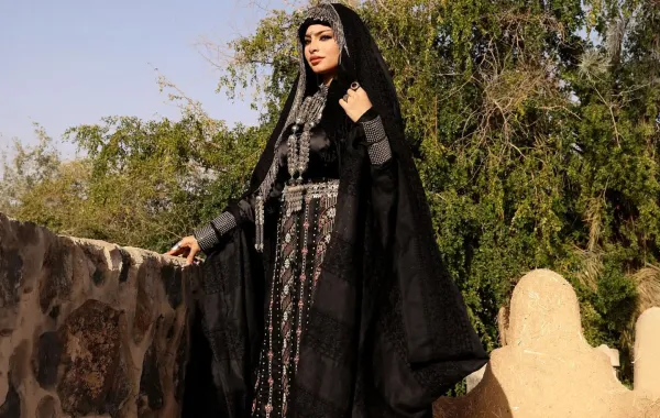 المدونة منى شيخ بالعباية التراثية في يوم التأسيس السعودي- الصورة من صفحتها على انستغرام