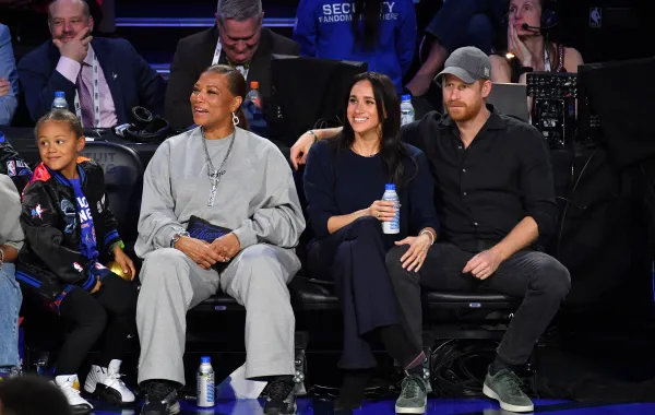 الأمير هاري وميغان ماركل وكوين لطيفة Prince Harry, Meghan Markle and Queen Latifah From the 75th NBA All-Star Game - مصدر الصورة ALLEN BEREZOVSKY / GETTY IMAGES NORTH AMERICA