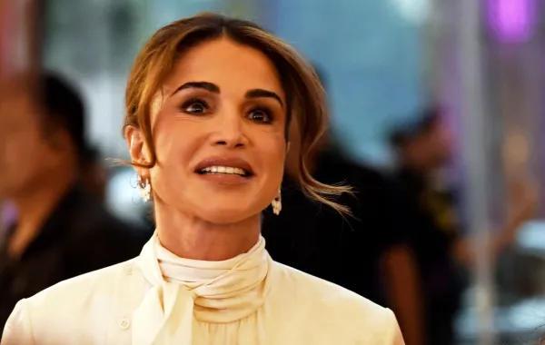 الملكة رانيا العبد الله في مركز نيتا موكيش أمباني الثقافي في مومباي، الهند (Rania Al Abdullah at the Nita Mukesh Ambani Cultural Centre in Mumbai, India). مصدر الصورة: Indranil Aditya/NurPhoto via Getty Images