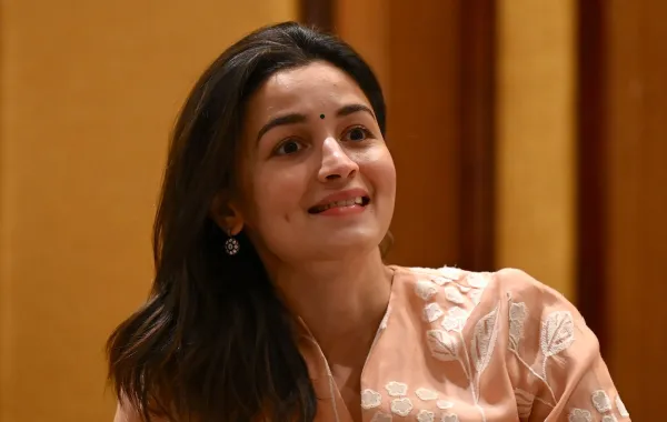 عليا بهات في مومباي (Alia Bhatt in Mumbai). مصدر الصورة: Sujit JAISWAL / AFP