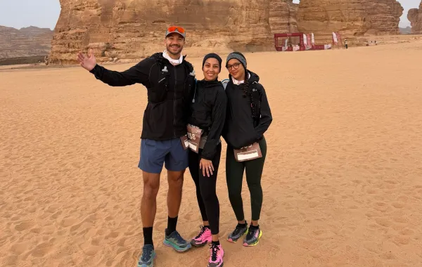 لجين الرفاعي مع زوجها محمد دخيل وابنتهما أميليا خلال سباق "درب العلا 2026"