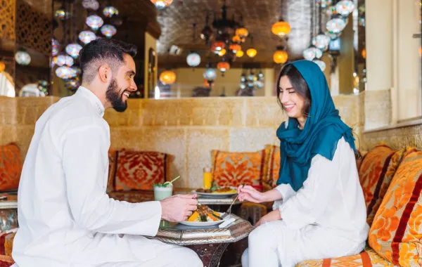 زوجة تتناول طعام الإفطار مع زوجها ويبدو أنهما سعداء 