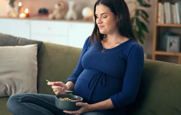 صورة حامل تأكل