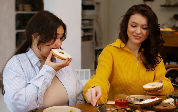 صورة لحامل تتناول طعامها