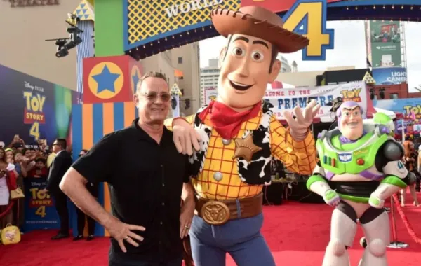 توم هانكس خلال حضور عرض الجزء الرابع من Toy story - Tom Hanks attends the world premiere of Disney and Pixar's TOY STORY Alberto E. Rodriguez/Getty Images for Disney/AFP (Photo by Alberto E. Rodriguez / GETTY IMAGES NORTH AMERICA / Getty Images via AFP)