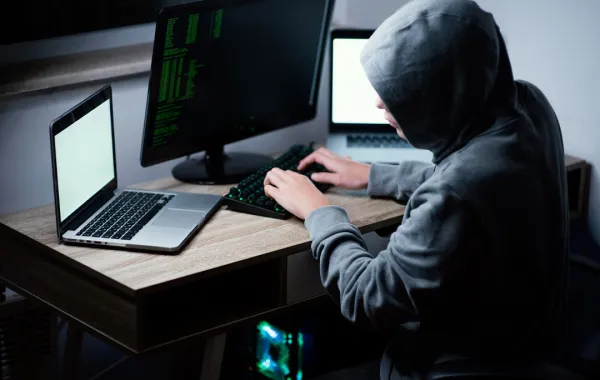 طرق استدراج المراهق للابتزاز الإلكتروني 