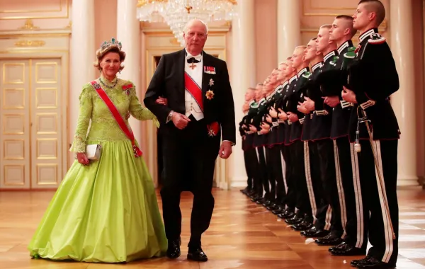 الملكة سونيا والملك هارالد في القصر الملكي في أوسلو بالنرويج (Queen Sonja and King Harald at the Royal Palace in Oslo, Norway). مصدر الصورة: Haakon Mosvold Larsen / POOL / AFP