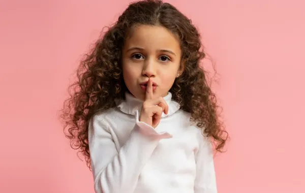 صورة طفلة تكتم السر