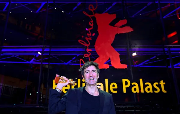 المخرج إيلكر كاتاك (Ilker Catak) الفائز بجائزة أفضل فيلم بمهرجان برلين السينمائي 2026. مصدر الصورة: JOHN MACDOUGALL / AFP