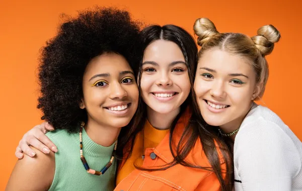 صورة لثلاث مراهقات