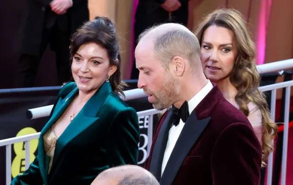 جين ميليتشيب Jane Millichip، كاثرين (كيت ميدلتون) Catherine، والأمير ويليام Prince William في حفل توزيع جوائز بافتا 2026. مصدر الصورة: Stephane Cardinale - Corbis/Corbis via Getty Images