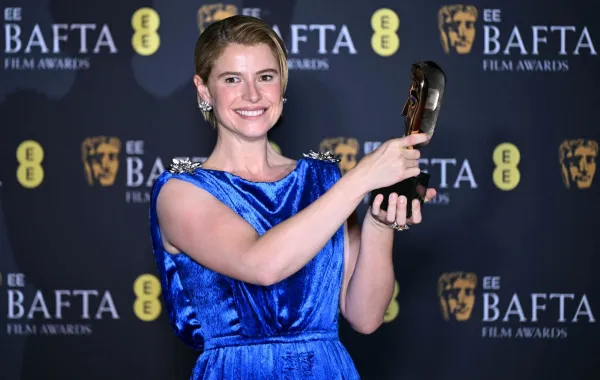 جيسي باكلي Jessie Buckley في حفل توزيع جوائز بافتا 2026. مصدر الصورة: JUSTIN TALLIS / AFP