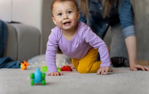 صورة تعبر عن طفل سعيد باللعب