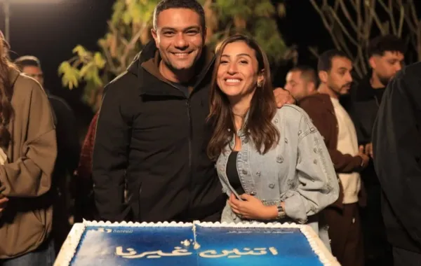 آسر ياسين ودينا الشربيني احتفالًا بانتهاء التصوير- الصورة من صفحة الشركة المنتجة على فيس بوك