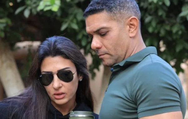 رنا  أبوالريش وآسر ياسين في كواليس اتنين غيرنا الصورة من الشركة المنتجة