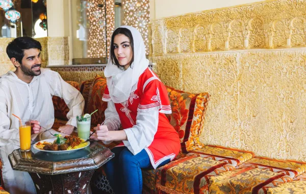 زوجان يتناولان طعام الإفطار