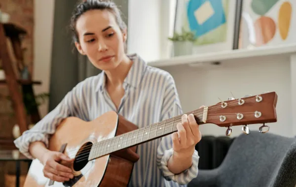 فتاة تعزف على الجيتار