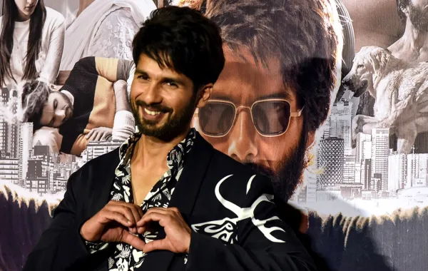 شاهيد كابور خلال افتتاح فيلمه Kabir Singh في مومباي Shahid Kapoor gestures as he poses for photographs during the trailer launch of the upcoming Hindi film 'Kabir Singh' in Mumbai - مصدر الصورة Sujit Jaiswal / AFP)