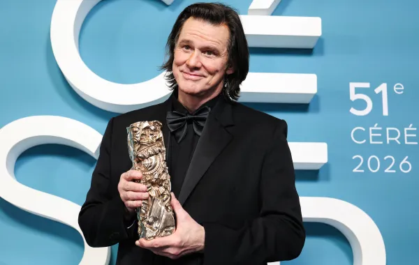 جيم كاري Jim Carrey مع جائزة سيزار الفخرية - مصدر الصورة: ALAIN JOCARD / AFP