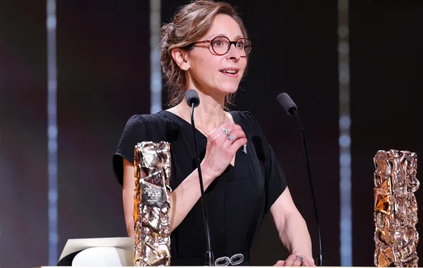 المخرجة كارين تاردو Carine Tardieu خلال تسلمها جائزة سيزار لأفضل فيلم - مصدر الصورة: THOMAS SAMSON / AFP