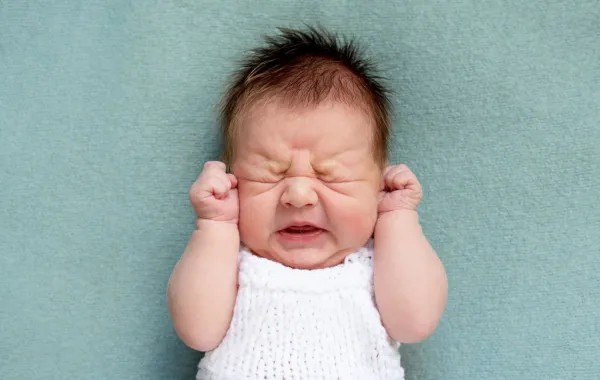 صورة طفل يشعر بالضيق