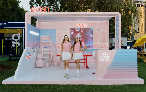 جناح إيفيان الوردي.. مساحة تفاعلية تنبض بالطاقة الإيجابية وتجمع بين متعة التنس وفلسفة الانتعاش