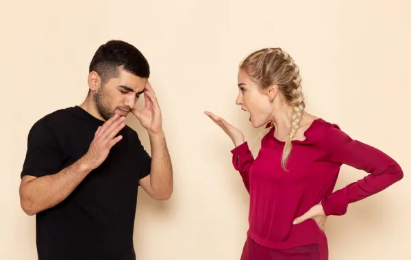 حلم الشجار مع شخص أعرفه -مصدر الصورة: Freepik by KamranAydinov