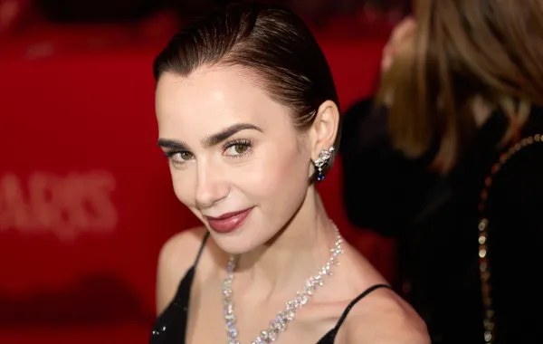 ليلي كولينز Lily Collins من العرض الخاص للموسم الخامس من "Emily in Paris" - مصدر الصورة: Edward Berthelot/WireImage