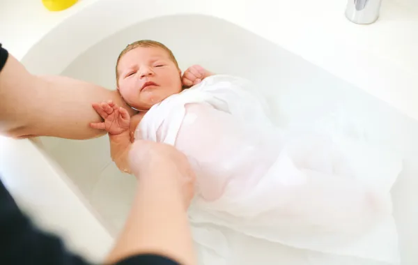 هناك خطوات لتحميم المولود لأول مرة