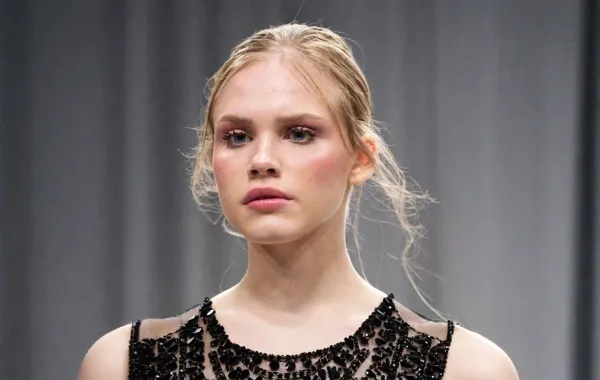 من عرض Novague في أسبوع الهوت كوتور ربيع وصيف 2026- الصورة من LaunchmetricsSpotlight ©