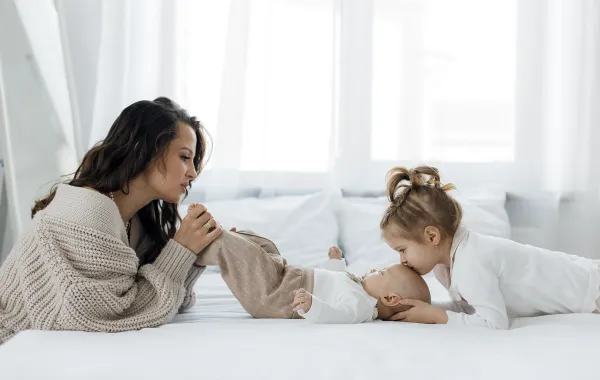 صورة لأم مع أطفالها