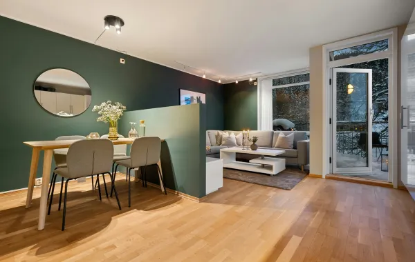 منطقة معيشة معاصرة في منزل جبلي