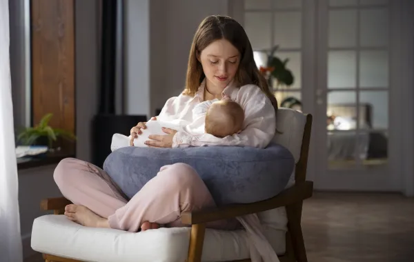 هل يؤثر تكيس المبايض على الرضاعة؟ - مصدر الصورة: Freepik by pikisuperstar