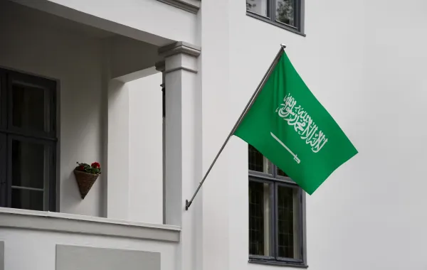 واجهة المنزل مع العلم السعودي