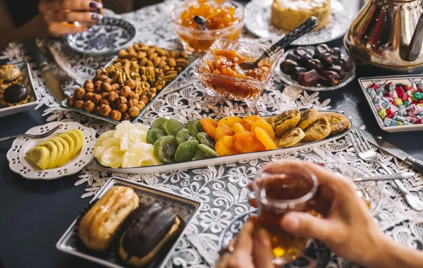 رؤيا إفطار الصائم على موائد الرحمن في المنام -مصدر الصورة: Freepik by stockking