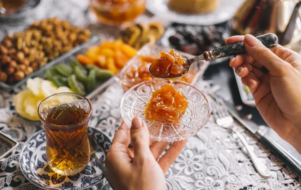 رؤيا الإفطار قبل الأذان في المنام - مصدر الصورة: Freepik by stockking