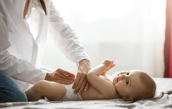 حفاض الرضيع يكشف مشاكله الصحية- مصدر الصورة: Freepik by cookie_studio