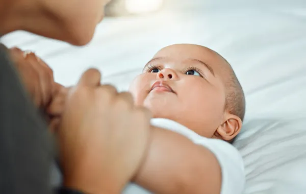 صورة أم مع طفلها