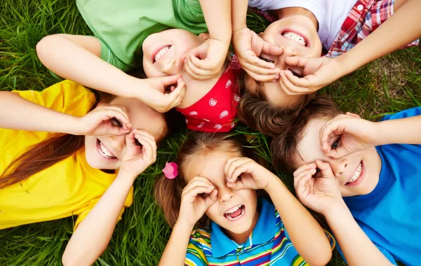 أصدقاء يجتمعون على الحب والمشاركة -مصدر الصورة: Freepik by pressfoto