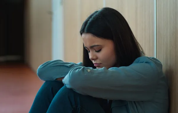 صورة مراهقة تمر بضغوط نفسية